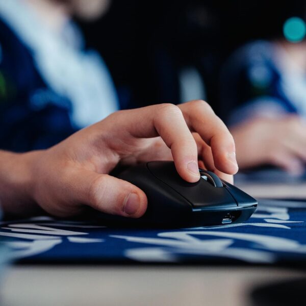 Alienware AW620M Wireless Gaming Mouse - 26,000 DPI, 140-Hour Battery Life, 7 Programmable Buttons, 16.8 million AlienFX RGB Lighting Right-Handed Design, USB-C - Lunar Light - Image 48