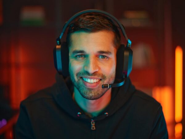 CORSAIR HS80 RGB Over ear WIRELESS Multiplatform Gaming Headset – Dolby Atmos – Omni-Directional Microphone – iCUE Compatible – PC, Mac, PS5, PS4 – White - Image 42